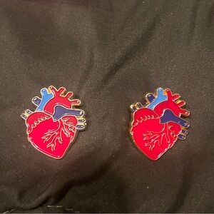 2 Heart pins♥️